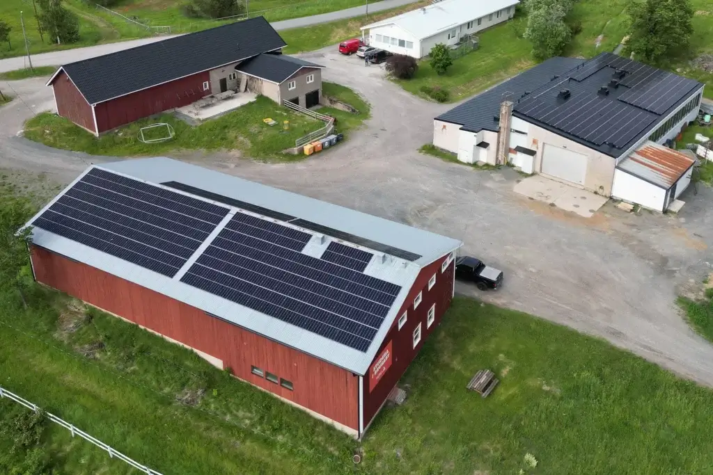 PlayGreen toi aurinkovoimalan ja latauspisteet koulutuskeskukseen