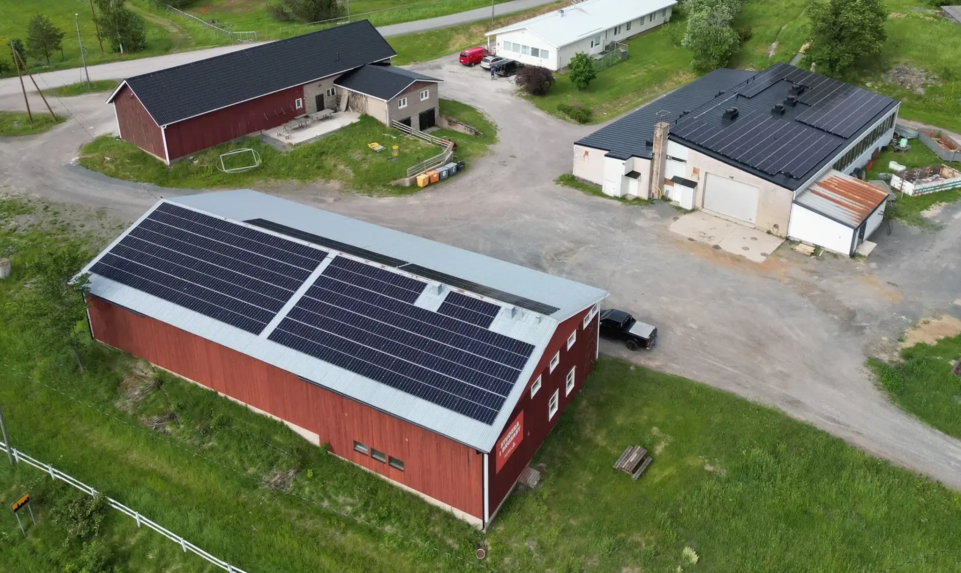 PlayGreen toi aurinkovoimalan ja latauspisteet koulutuskeskukseen