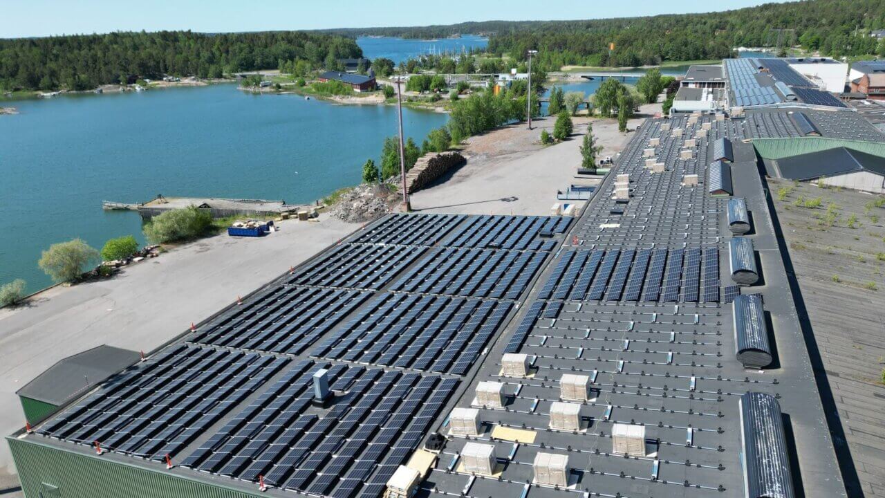 Suuri aurinkovoimala teollisuuskiinteistön katolla – PlayGreenin teollisen aurinkosähkön ratkaisu Suomessa, erityisesti Etelä‑Suomessa