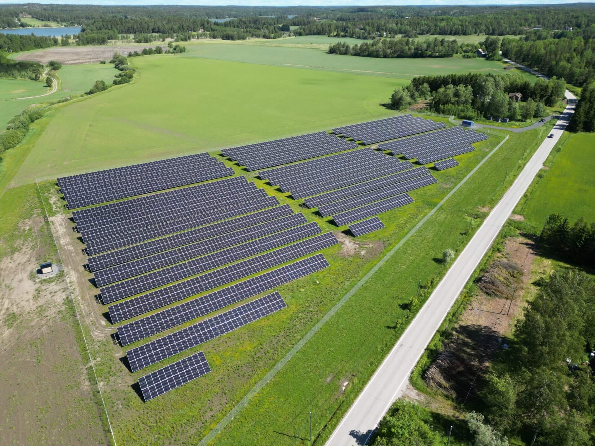 Suuri maa‑aurinkovoimala maaseudulla – PlayGreenin laajamittainen aurinkosähköratkaisu Suomessa, erityisesti Etelä‑Suomessa
