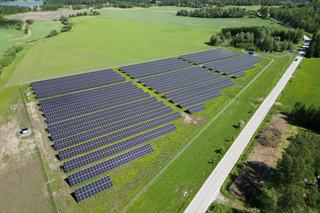 Suuri PlayGreen-aurinkovoimala maalla
