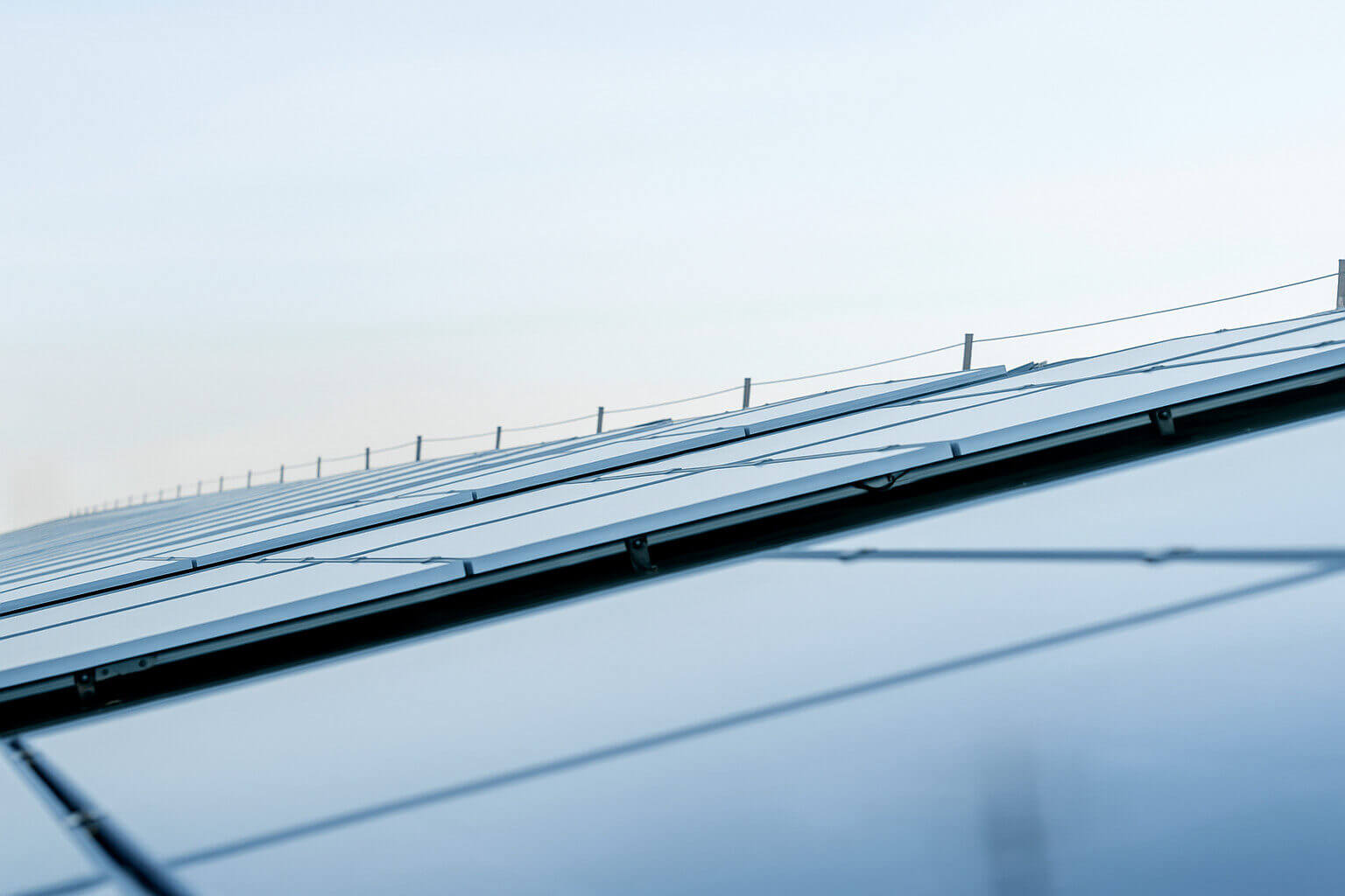 Insinöörit tarkastelemassa aurinkopaneeleja katolla – PlayGreenin älykkään energian suunnittelu Suomessa