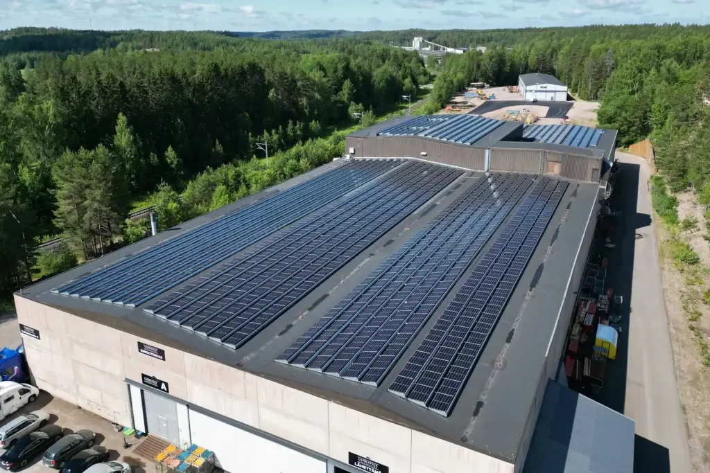 Konepajan katolla tuotetaan aurinkosähköllä merkittäviä säästöjä