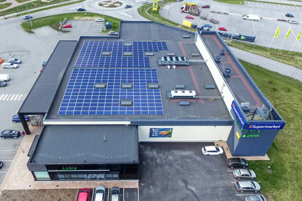 Liikekiinteistö Kompass teki kannattavan investoinnin aurinkoenergiaan